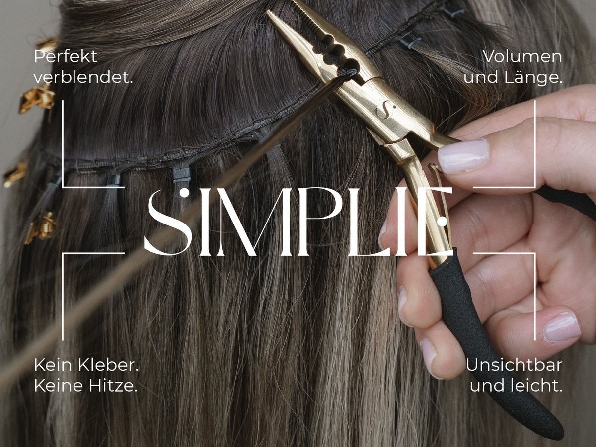 SIMPLIE-Technik: flexible Wefts werden mit einer Zange und kleinen Beads im Eigenhaar fixiert. Perfekt verblendet, ohne Kleber und ohne Hitze.
